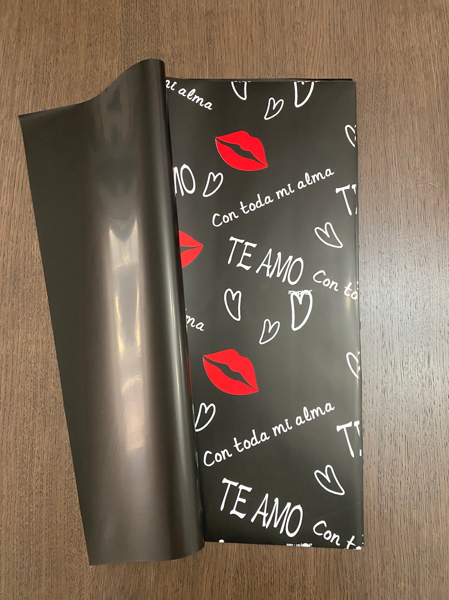 Black "Te Amo" Wrapping Paper